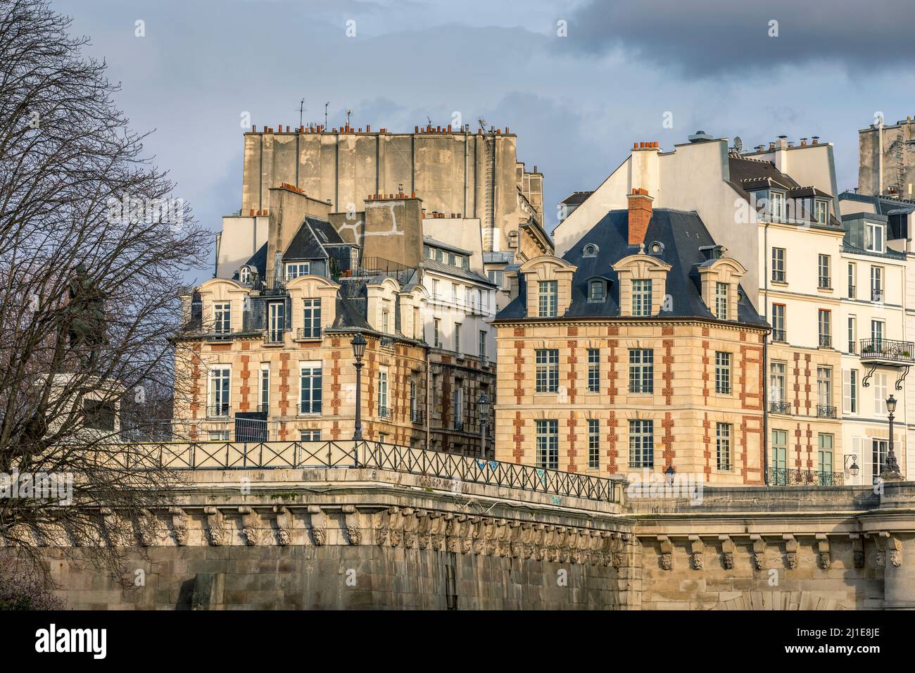 Paris, Frankreich - 14. März 2021: Schönes Haussmann-Gebäude in der Nähe des Place Dauphine und der Brücke Pont Neuf in Paris Stockfoto