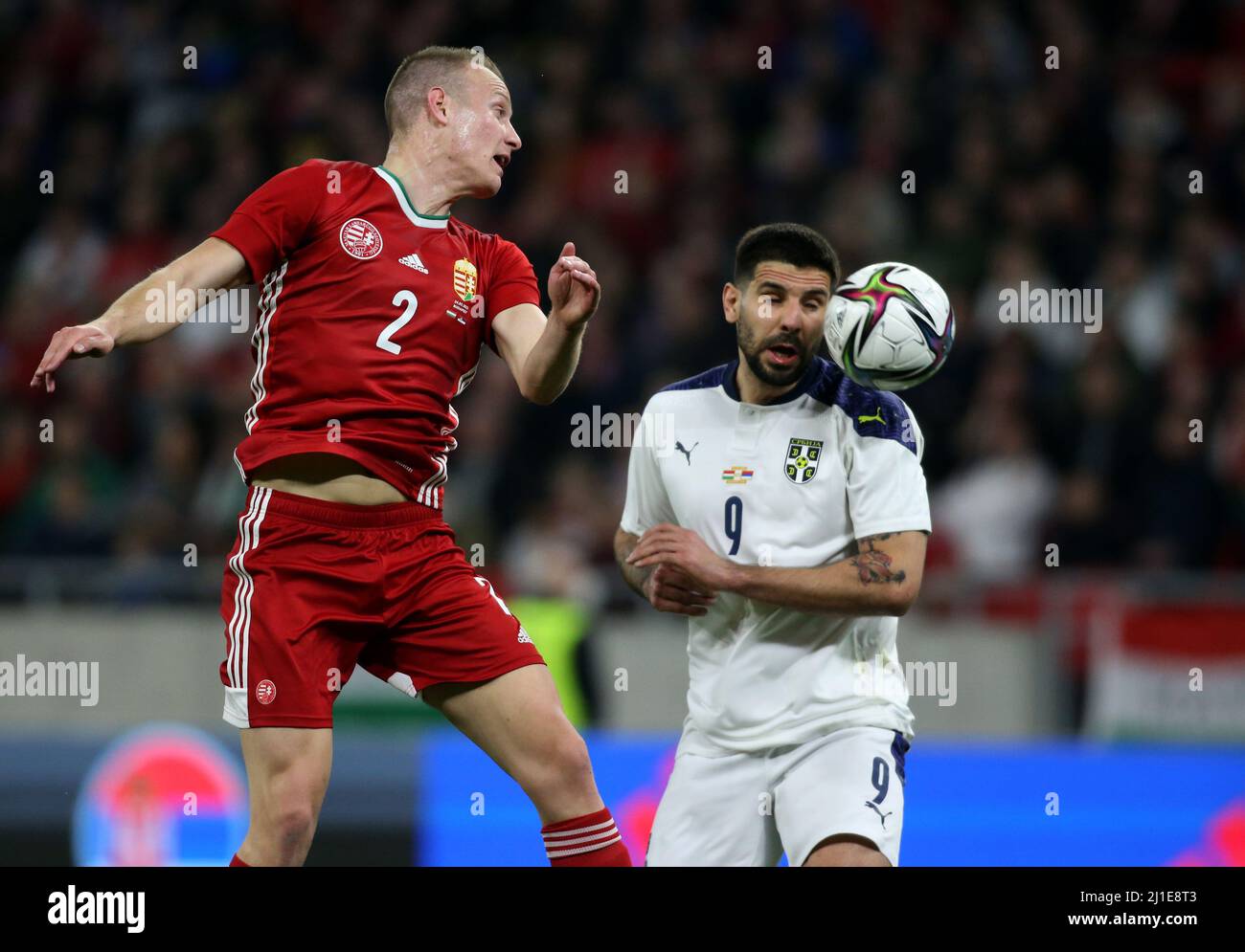 BUDAPEST, UNGARN - 24. MÄRZ: Adam lang aus Ungarn führt den Ball gegen Aleksandar Mitrovic aus Serbien während des internationalen Freundschaftsspiel zwischen Ungarn und Serbien in der Puskas Arena am 24. März 2022 in Budapest, Ungarn, an. (Foto nach MB-Medien) Stockfoto