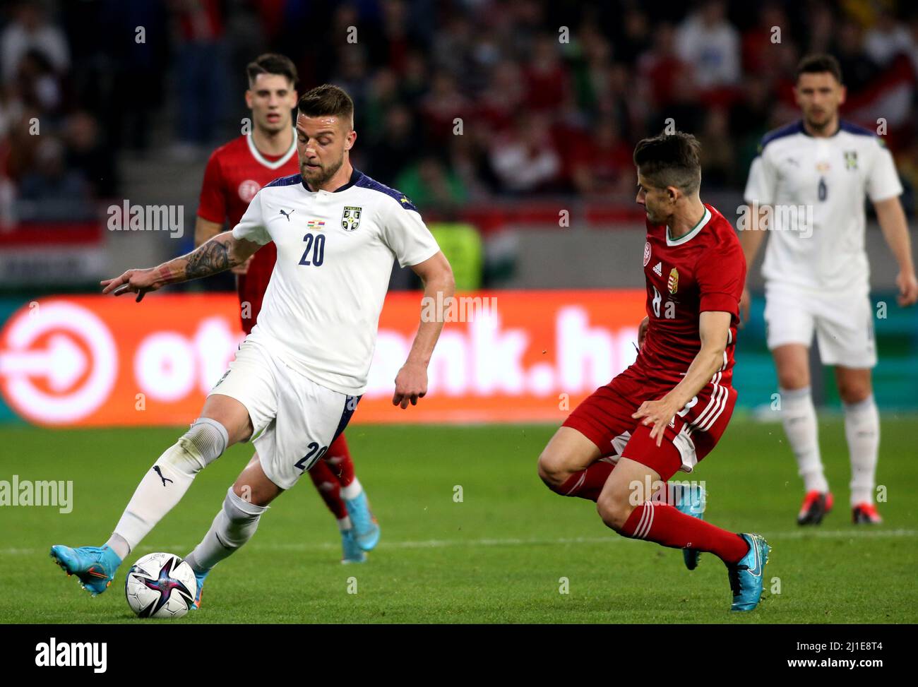 BUDAPEST, UNGARN - 24. MÄRZ: Sergej Milinkovic-Savic aus Serbien kämpft mit Adam Nagy aus Ungarn beim internationalen Freundschaftsspiel zwischen Ungarn und Serbien in der Puskas Arena am 24. März 2022 in Budapest, Ungarn, um den Ball. (Foto nach MB-Medien) Stockfoto