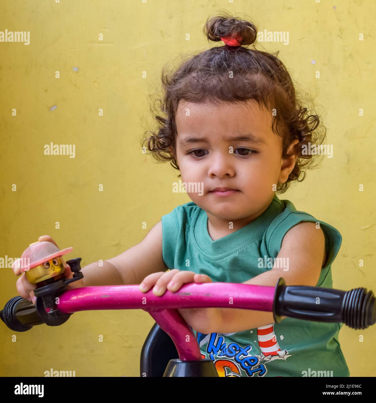 Netter kleiner Junge Shivaay fährt Fahrrad zu Hause Balkon während der Sommerzeit, Sweet kleiner Junge Fotoshooting während des Tages Licht, kleiner Junge genießen Radfahren in ho Stockfoto