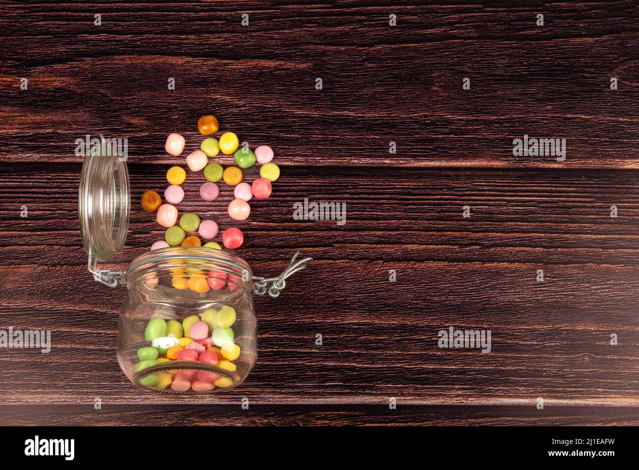 Mehrfarbige Bonbons in einem Glasglas Stockfoto