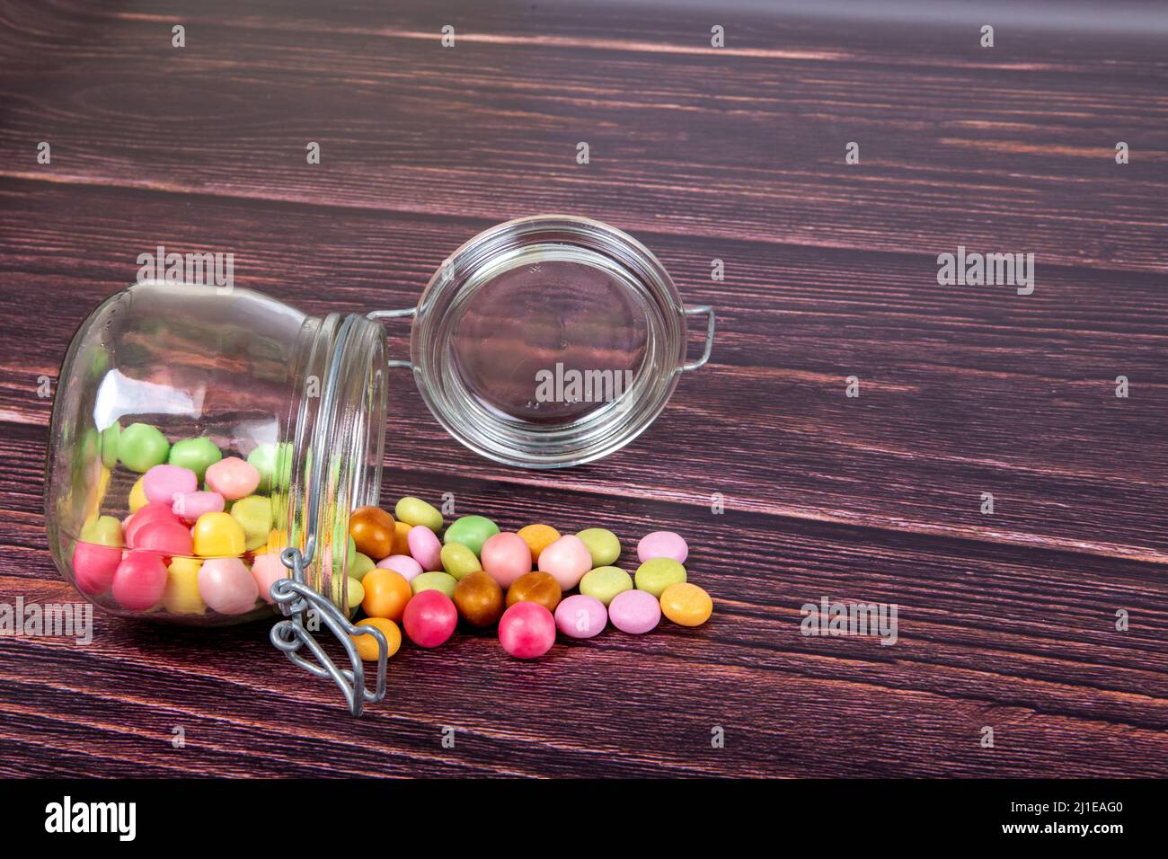 Mehrfarbige Bonbons in einem Glasglas Stockfoto