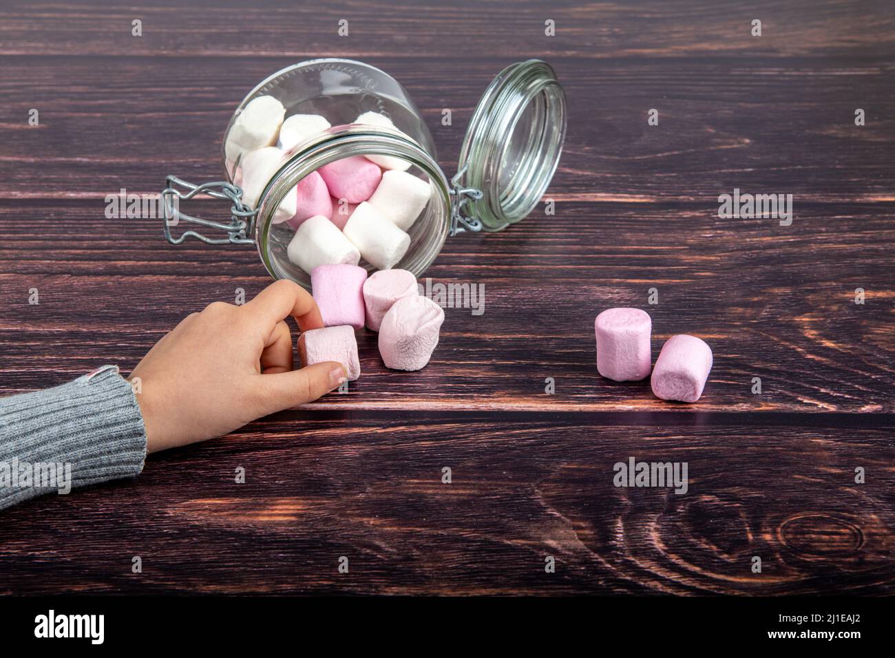 Marschwalben in einem Glasgefäß auf einem hölzernen Hintergrund Stockfoto
