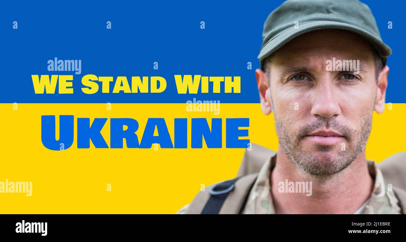 Porträt des kaukasischen Soldaten von wir stehen mit ukraine Text über Flagge Stockfoto