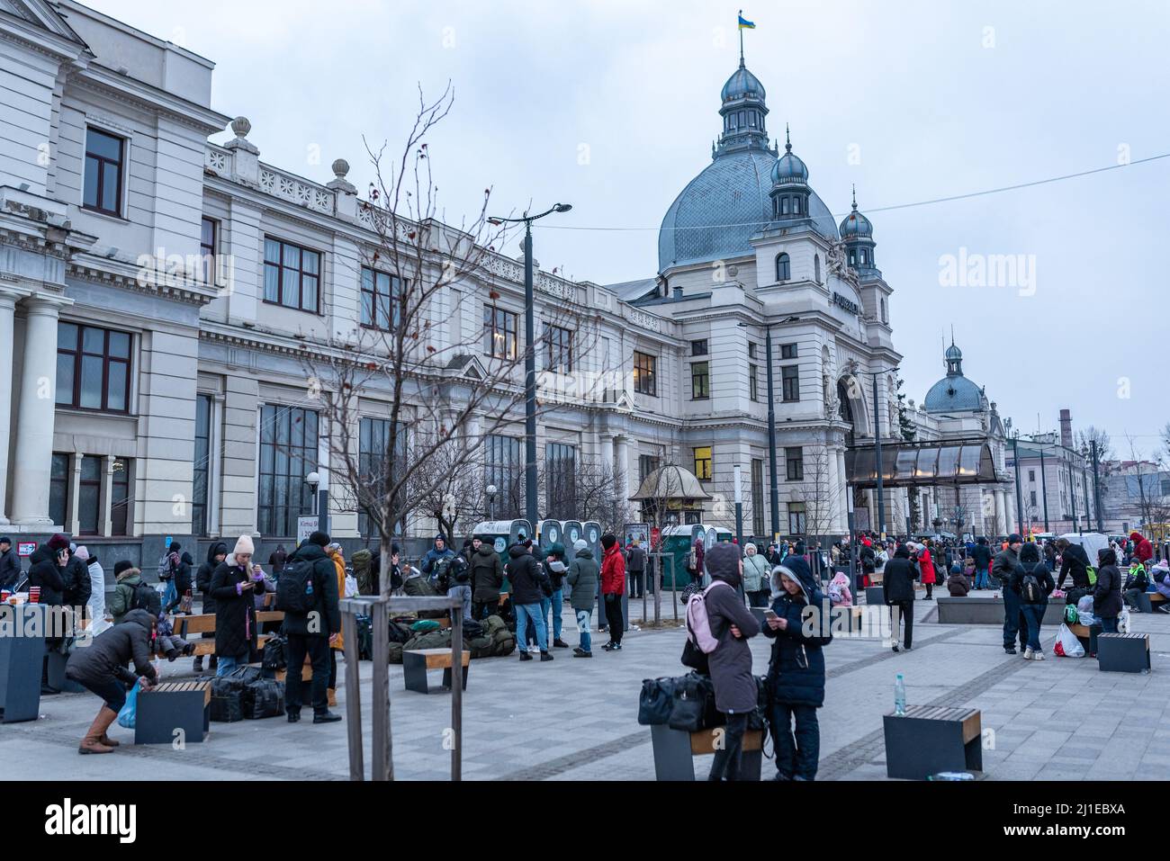 Am 10. März 2022 warten die Menschen vor dem Bahnhof in Lviv, Ukraine. Flüchtlinge, die vor dem Krieg fliehen. Flüchtlinge werden außerhalb des Zuges Lviv-Holovnyi gesehen Stockfoto