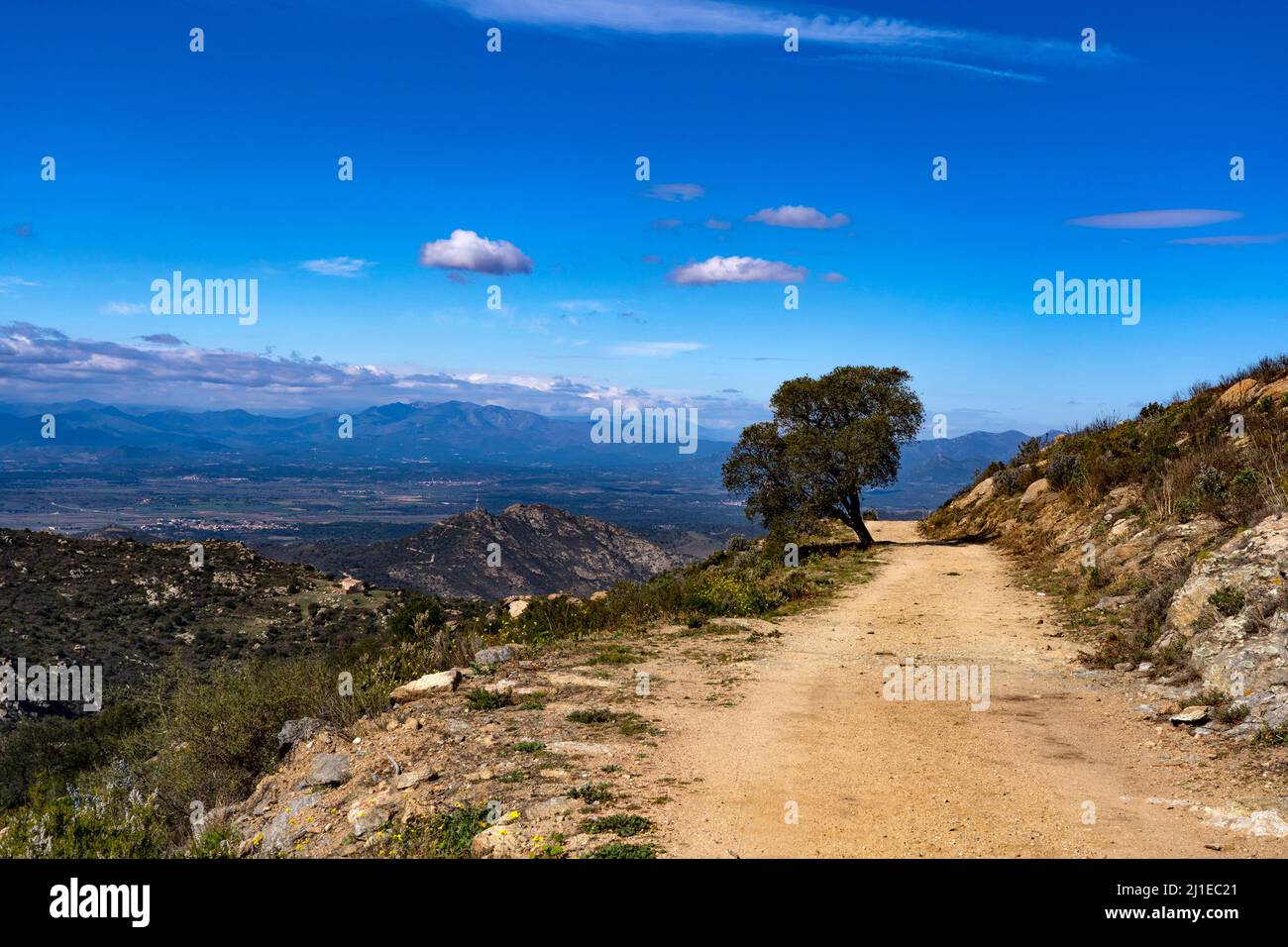 Schotterstraße in der Nähe von El Port de La Selva und Sant Pere de Rodes, Katalonien, Spanien Stockfoto