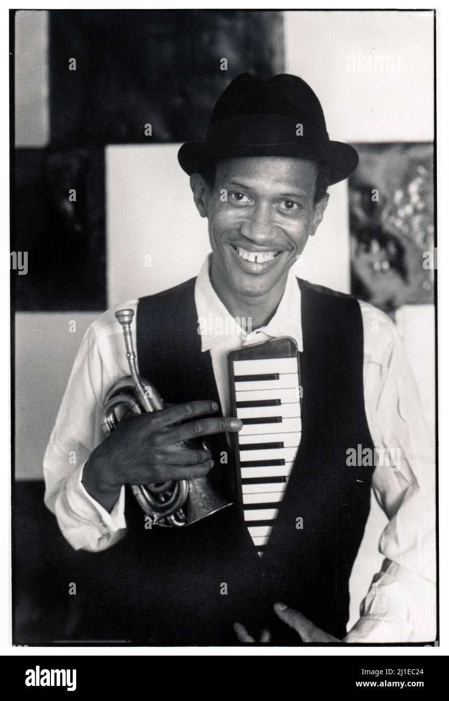 Ein witziges Porträt des Jazzers Don Cherry, der seine Taschentrompete mit seiner Melodica hinter seiner Weste hält. 1983 in New York City. Stockfoto