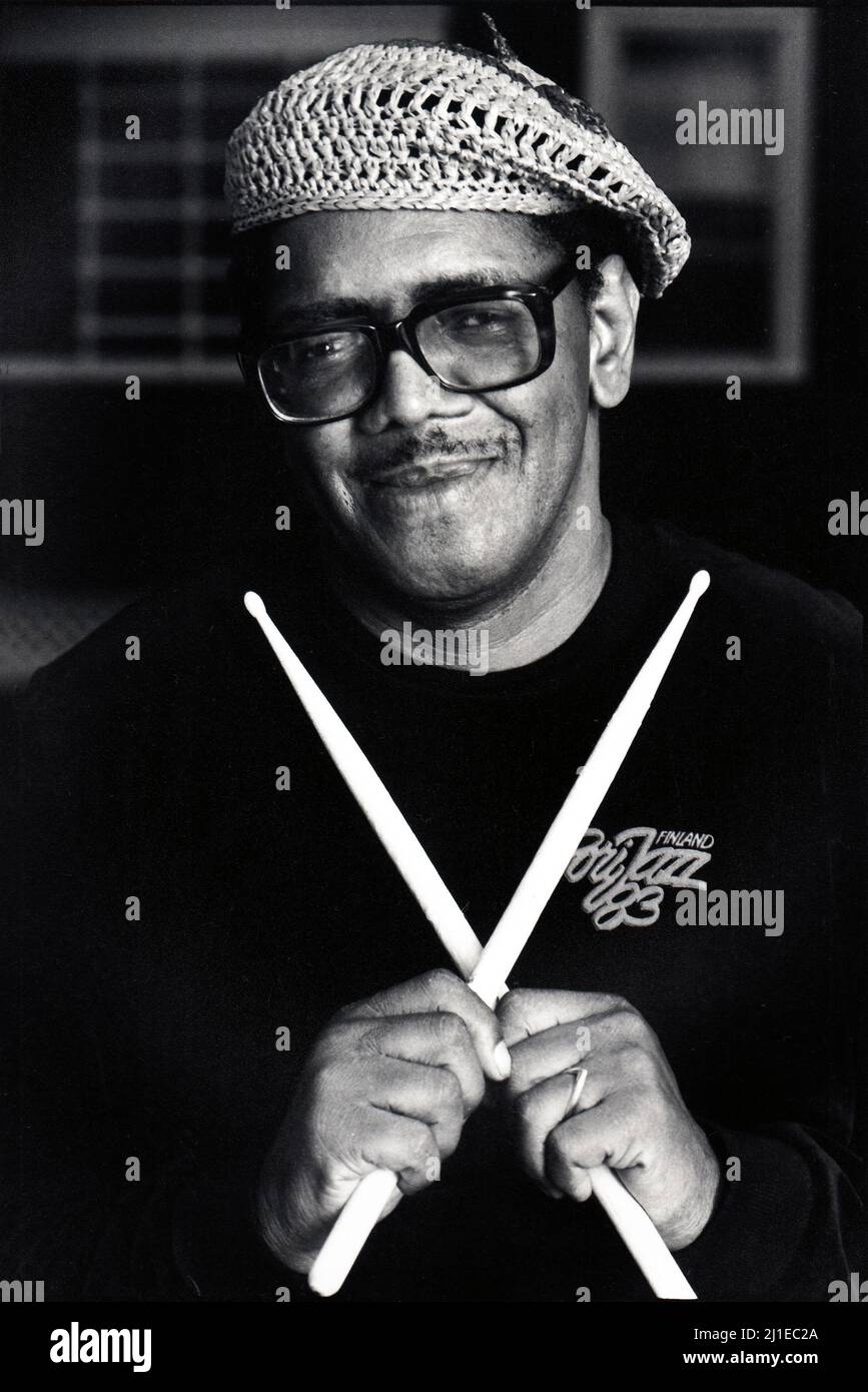 Posierte das Porträt des Jazz-Schlagzeugers Ed Blackwell in seinem Studio in New York City. Er ist vor allem für seine Arbeit mit Ornette Coleman bekannt. 1983 in New York City. Stockfoto