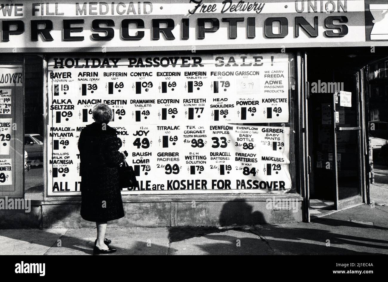 Das Äußere einer Drogerie an der 13. Avenue in Borough Park, Brooklyn, einer chassidischen jüdischen Enklave. Es war Frühling und die Apotheke verkaufte Artikel, die sowohl koscher als auch koscher für Passah waren. Ca. 1977 Stockfoto