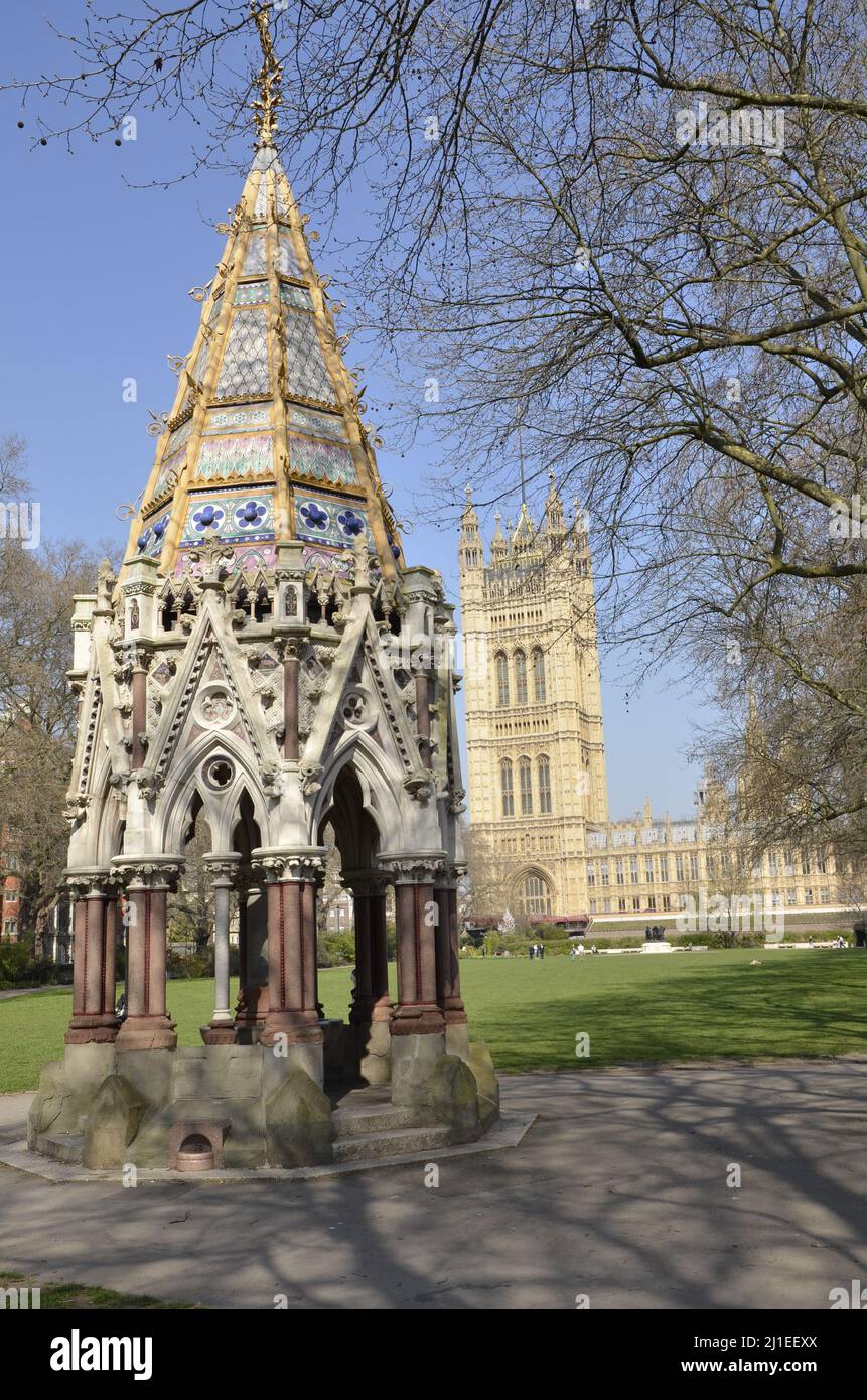 Der Buxton Memorial Fountain in den Victoria Tower Gardens, London, mit den Houses of Parliament im Hintergrund Stockfoto