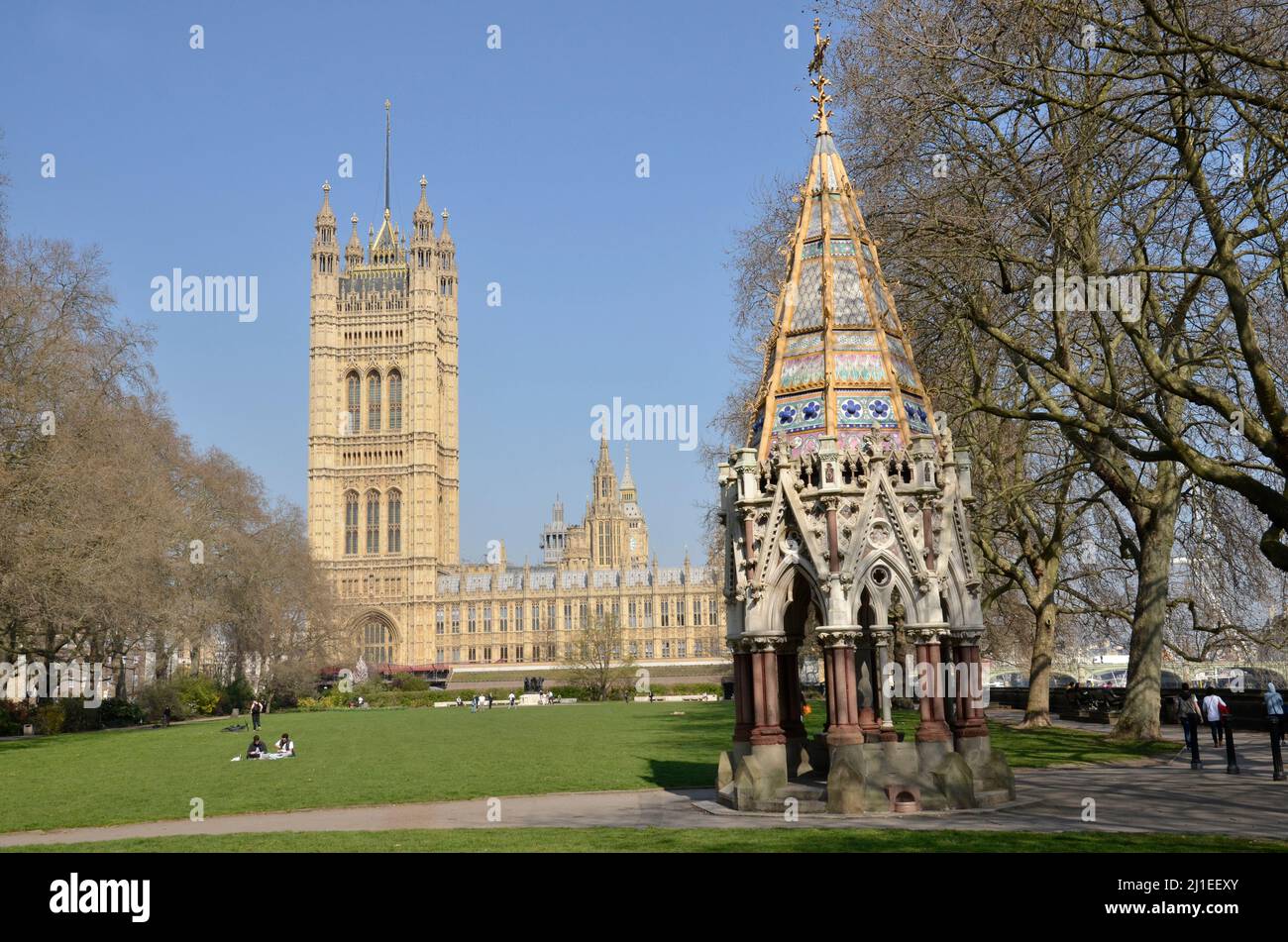 Der Buxton Memorial Fountain in den Victoria Tower Gardens, London, mit den Houses of Parliament im Hintergrund Stockfoto