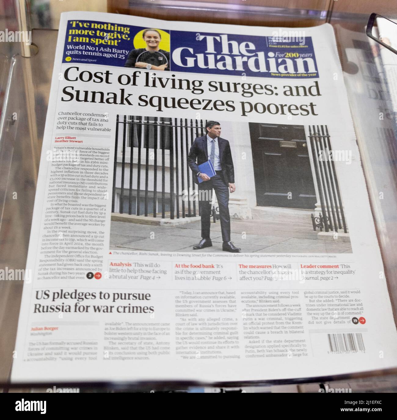 „Die Lebenshaltungskosten nehmen zu: Und Sunak drückt die Ärmsten“ Rishi Sunak Spring Budget Guardian Headline Front page 24 March 2022 London Großbritannien Stockfoto