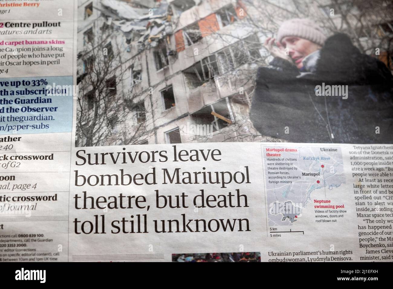 „Überlebende verlassen das bombardierte Mariupol-Theater, aber die Zahl der Todesopfer ist immer noch unbekannt“, titelte die Zeitung Guardian am 17. März 2022 in Großbritannien mit der Schlagzeile der russischen Invasion in die Ukraine Stockfoto