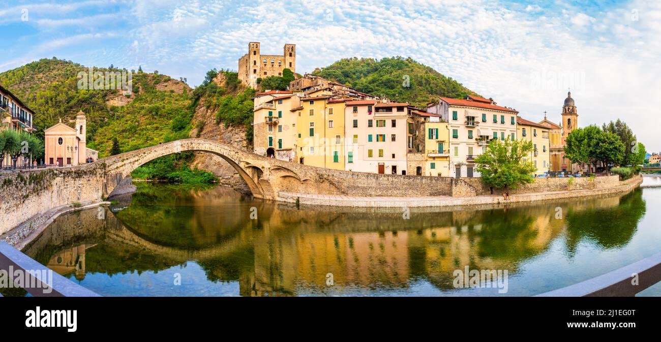 Panoramablick mittelalterliches Dorf von Dolceacqua in Ligurien Riviera, Doria Castle, Alte Monet Brücke, Italien, Ligurien, Provinz von Imperia: August, 12,2022 Stockfoto