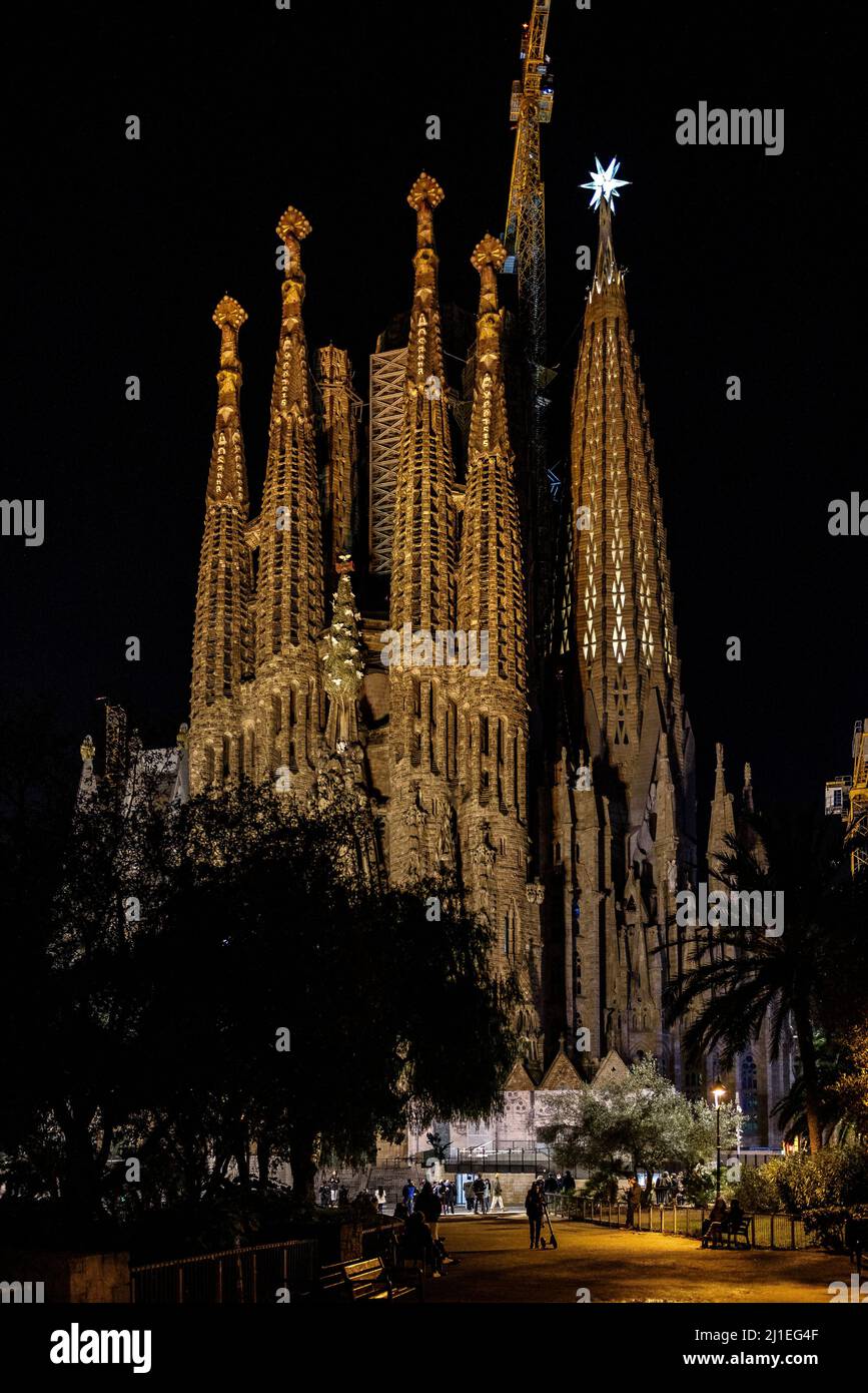 Façana del Naixement (Fassade der Geburt) und der Stern des Marieturms, der nachts in der Sagrada Familia beleuchtet wird (Barcelona, Katalonien, Spanien) Stockfoto