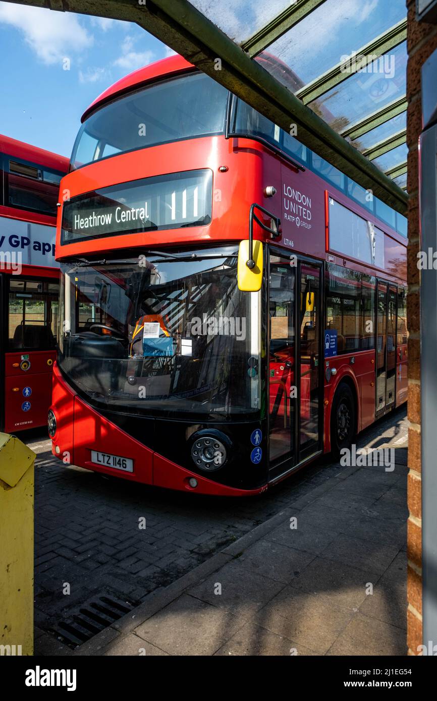 Kingston-upon-Thames, Kingston London, Großbritannien, März 23 2022, Red Double Decker Bus geparkt Kingston Busbahnhof Stockfoto