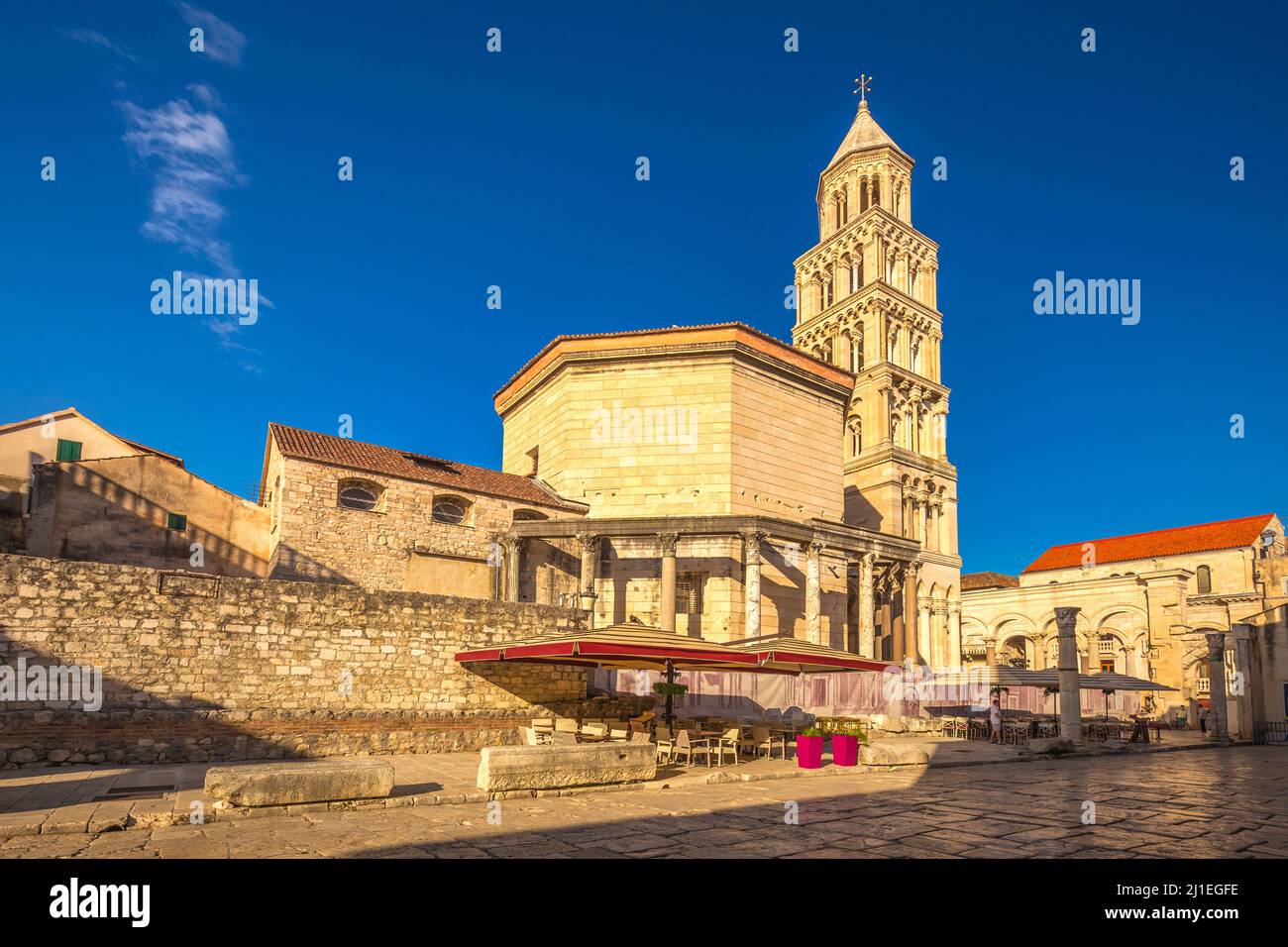 Die Kathedrale von Saint Domnius mit dem Mausoleum im Diokletianpalast im historischen Zentrum von Split, Kroatien, Europa. Stockfoto