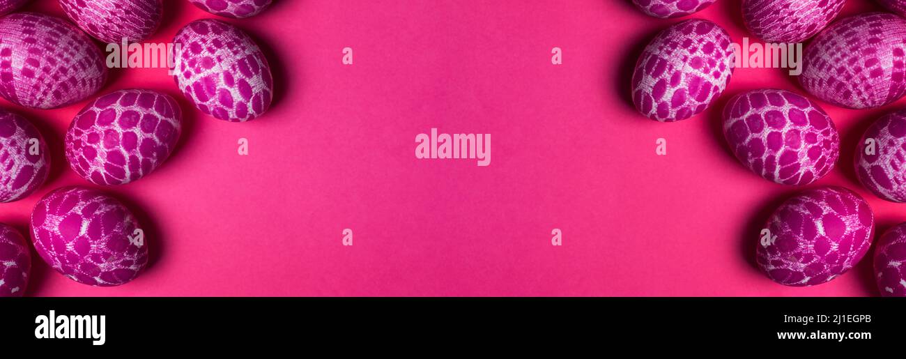 Spitzenmuster gemalt rosa Ostereier mit Kopieplatz auf rosa Hintergrund Draufsicht. Ostern Urlaub abstrakten Hintergrund mit breiten Kopie Raum Banner Stockfoto