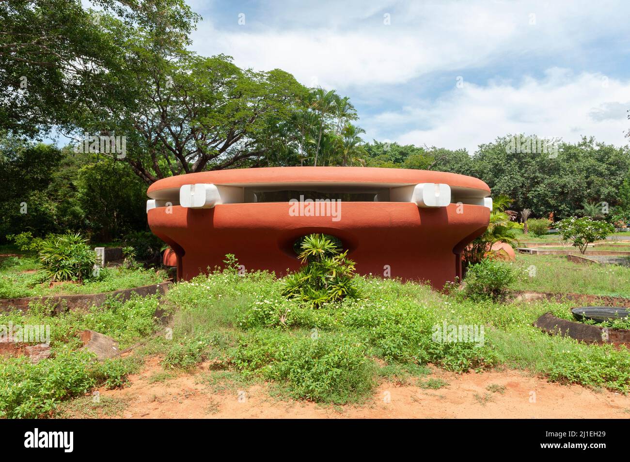 Auroville, Indien - Oktober 2020: Das Gebäude der After School 1, entworfen vom Architekten Roger Anger in den siebziger Jahren. Stockfoto