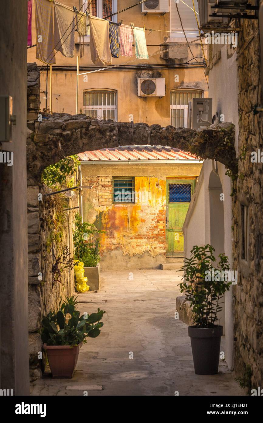 Eine schmale Straße mit hängender Wäsche im historischen Zentrum von Split, Kroatien, Europa. Stockfoto