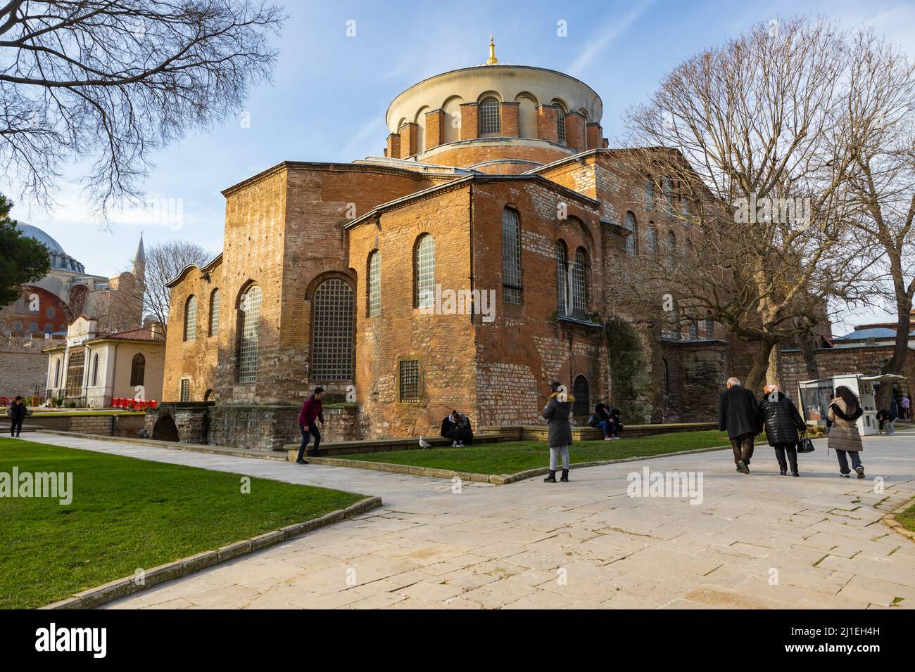 Hagia irene oder Aya irini im Garten des Topkapi-Palastes in Istanbul mit Touristen. Reise in die Türkei Hintergrundbild. Istanbul Türkei - 12.27.2021 Stockfoto