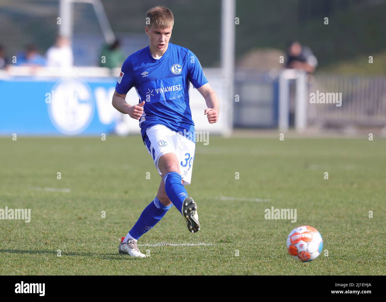 Stadt Gelsenkirchen, Deutschland. 24. Mär, 2022. firo : 03/24/2022 Fuvuball, 2.Bundesliga, Saison 2021/2022, FC Schalke 04 - FC Utrecht Testspiel Single Action, YAROSLAV MIKHAILOV/dpa/Alamy Live News Stockfoto