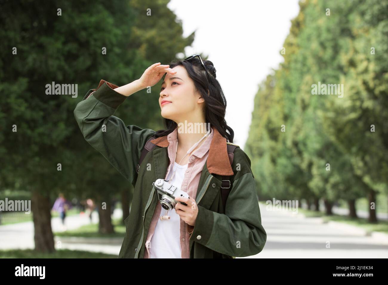 Junge Frau, die Augen abschirmt - Stock Foto Stockfoto