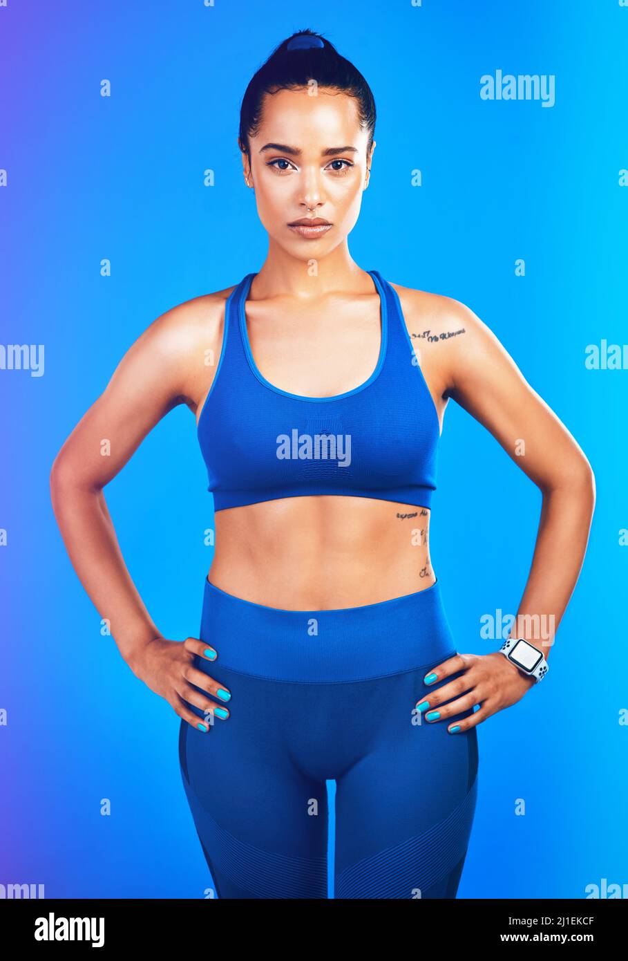 Wenn es dich nicht herausfordert, ändert es dich nicht. Studioportrait einer attraktiven jungen Sportlerin, die vor blauem Hintergrund posiert. Stockfoto