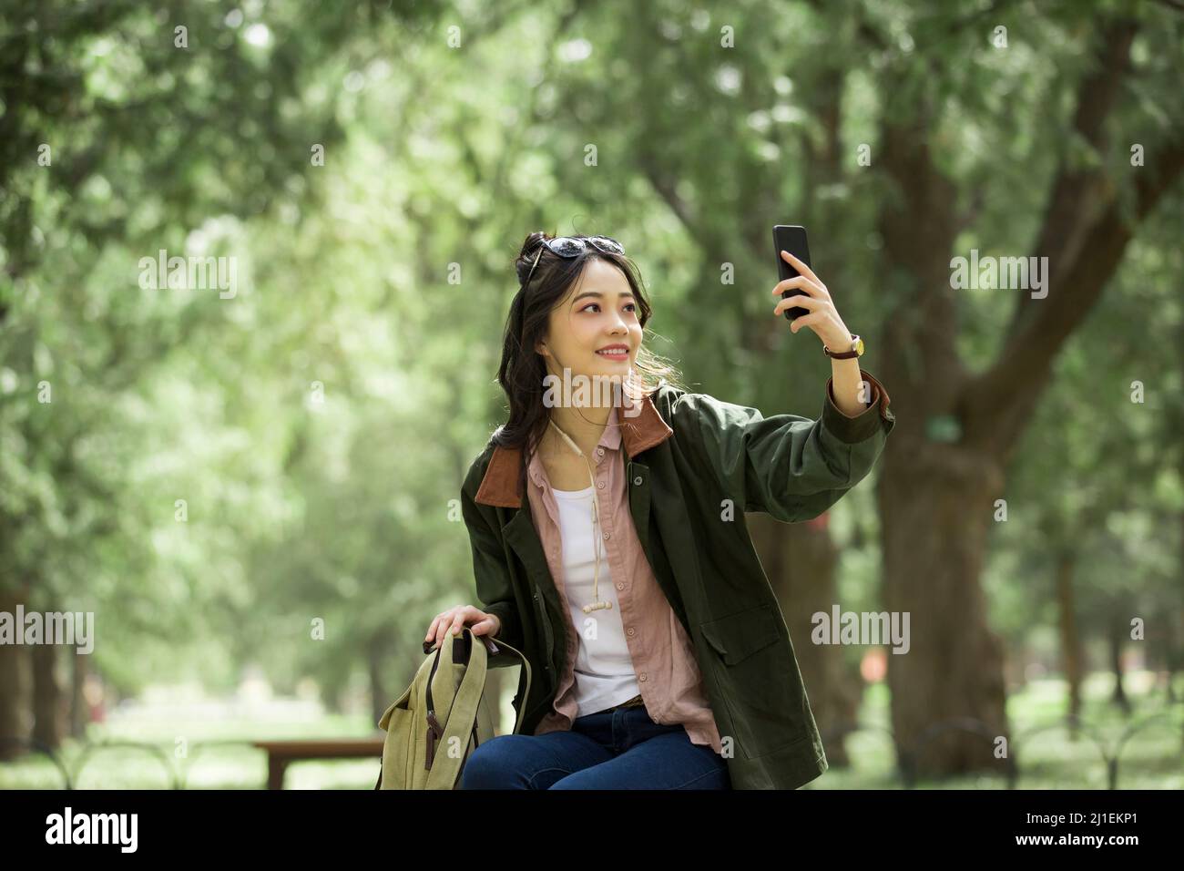 Weibliche Touristen machen Selfie im Waldpark - Stock Foto Stockfoto