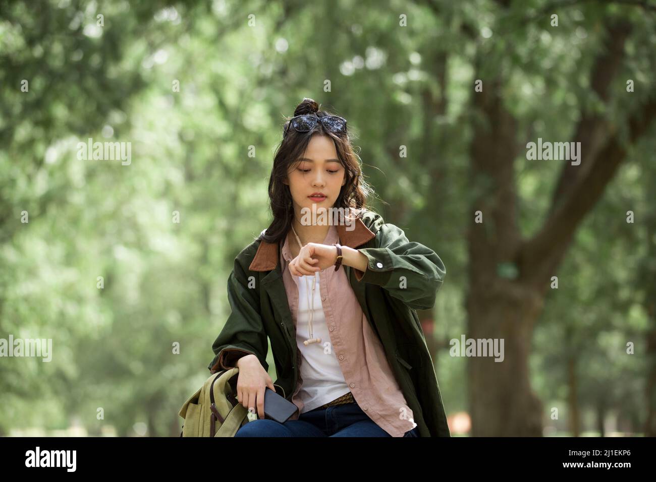 Weibliche Tourist Blick auf die Zeit im Waldpark - Stock Foto Stockfoto