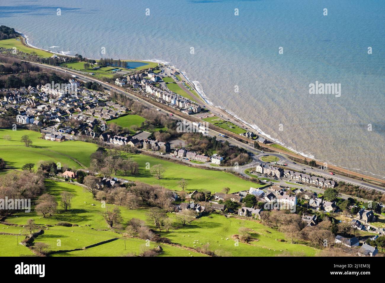 Oberhalb von Llanfairfechan vom Penmaenmawr-Steinbruch aus gesehen. Der A55 North Wales Expressway verläuft entlang der Küste. Llanfairfechan Conwy North Wales Großbritannien Stockfoto