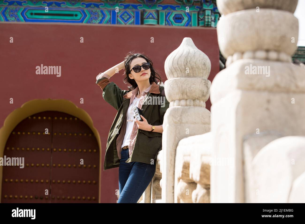 Junge Frau Tourist, die Fotos auf alten Bogenbrücke - Stock Foto Stockfoto