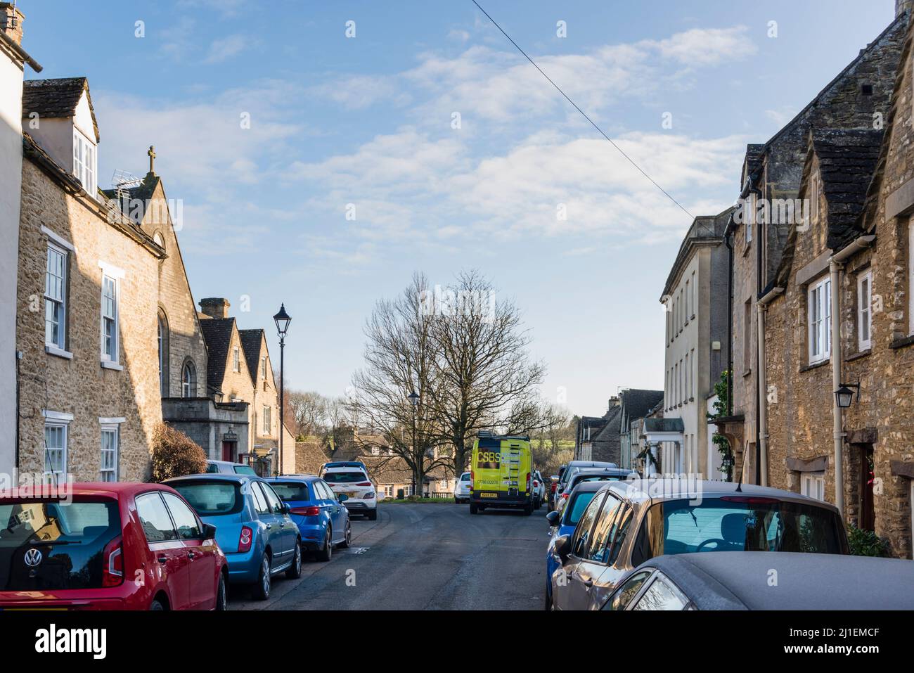 Zu viele Autos parkten an der Straße außerhalb der typischen Cotswold Stone Cottages, Tetbury, Gloucestershire, Großbritannien Stockfoto