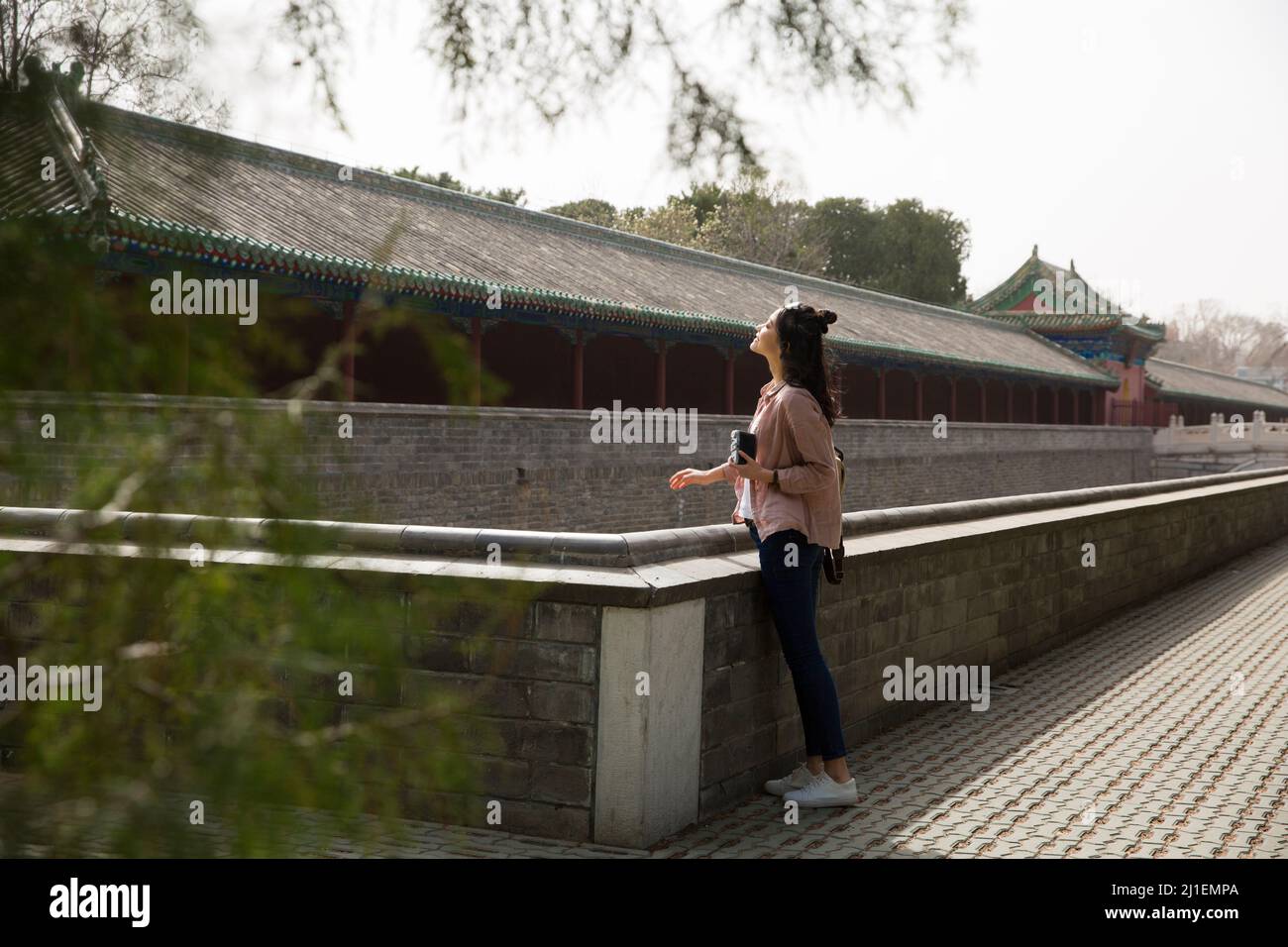 Junge weibliche Touristen besuchen die alten chinesischen Korridore - Stock Foto Stockfoto