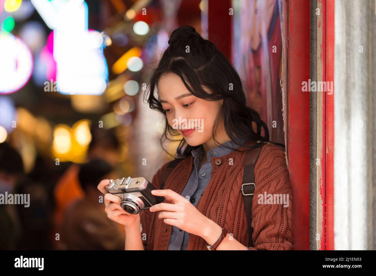 Junge weibliche College-Studentin auf einem Nachtmarkt in Peking - Stock Foto Stockfoto