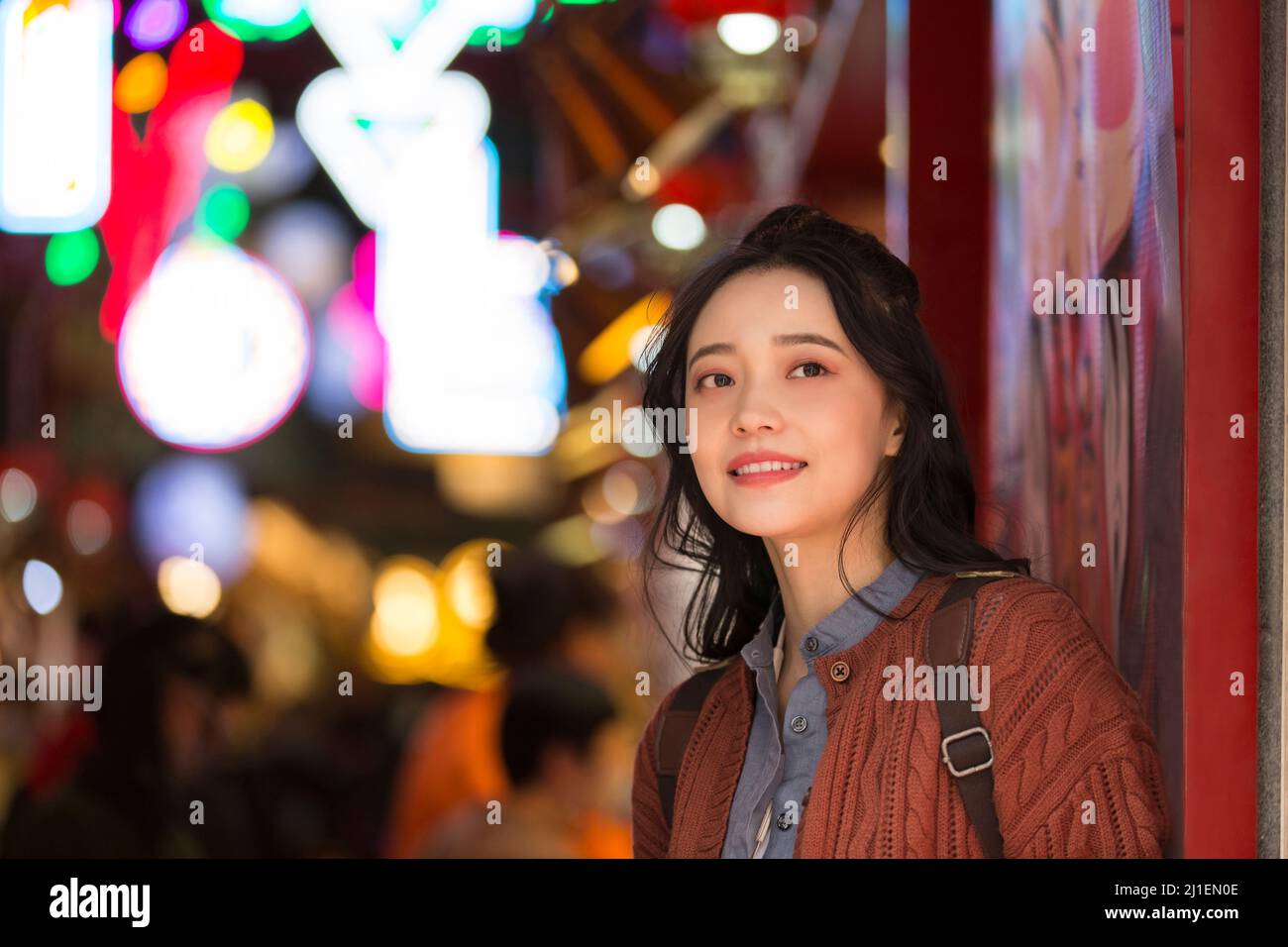 Junge weibliche College-Studentin auf einem Nachtmarkt in Peking - Stock Foto Stockfoto