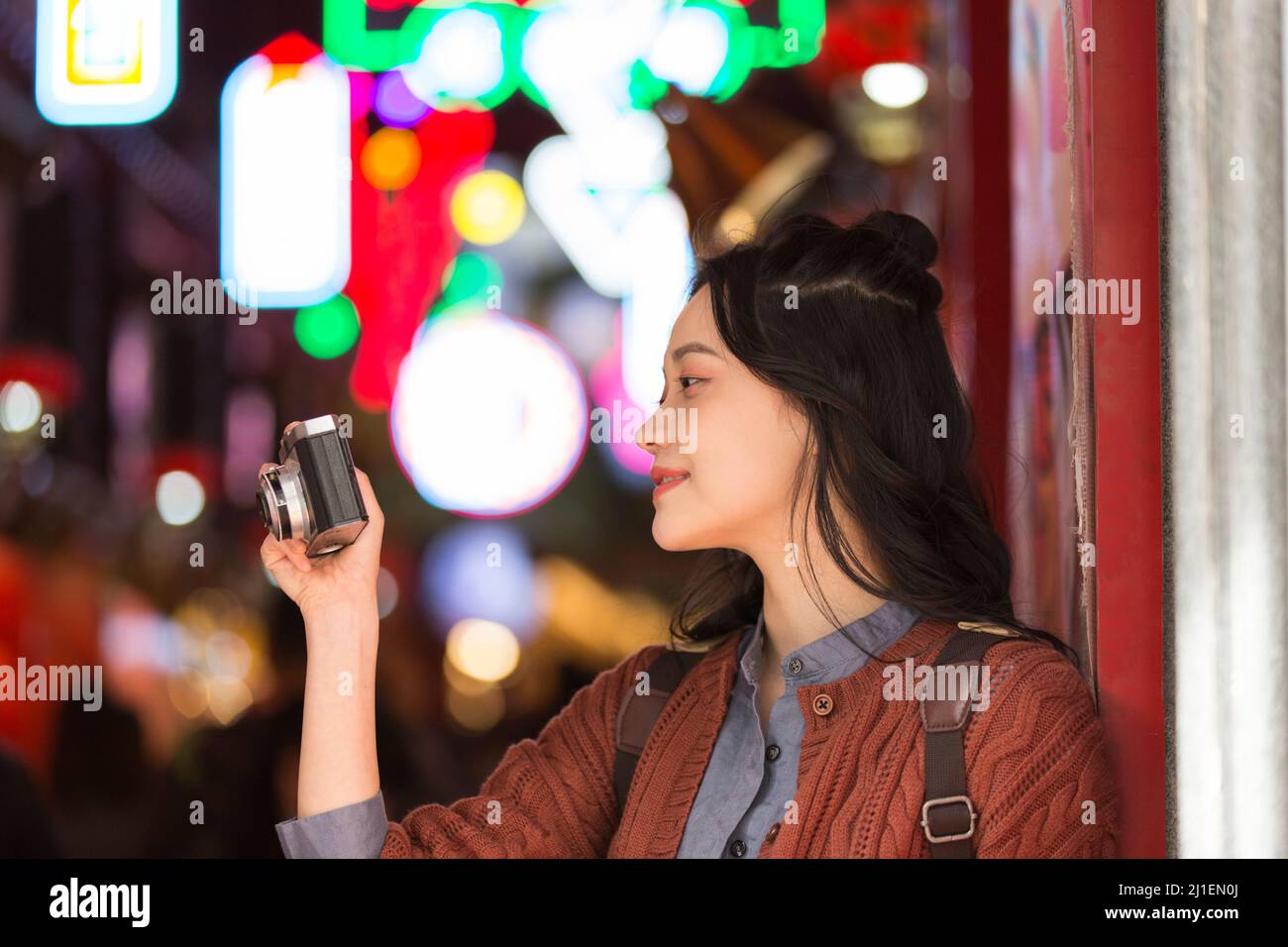 Junge weibliche College-Studentin auf einem Nachtmarkt in Peking - Stock Foto Stockfoto
