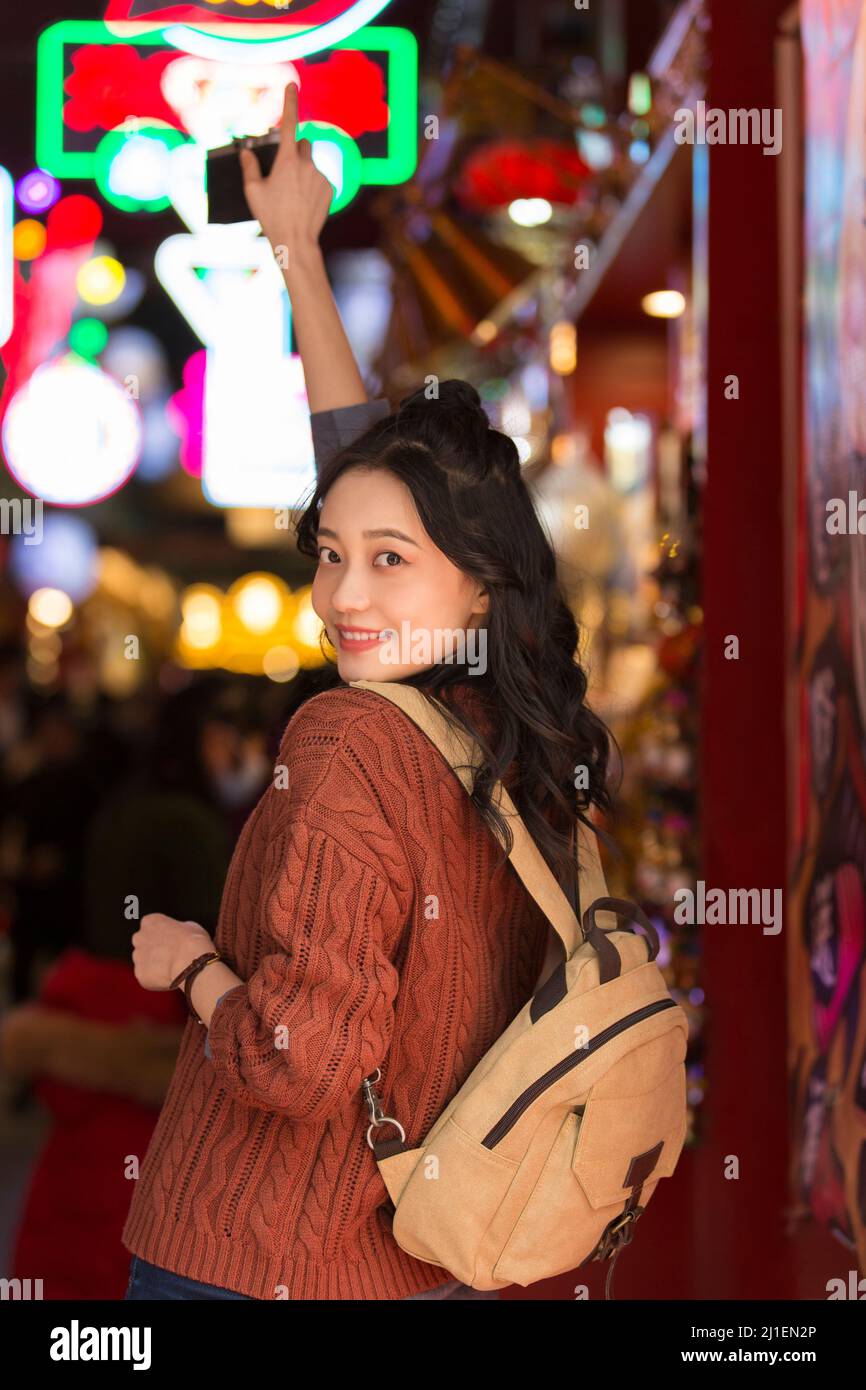 Junge weibliche College-Studentin auf einem Nachtmarkt in Peking - Stock Foto Stockfoto