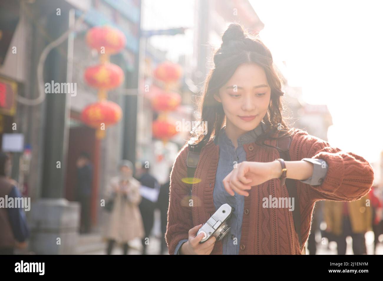 Weibliche Backpacker Überprüfung Uhr an klassischen Stil Fußgängerzone - Stock Foto Stockfoto