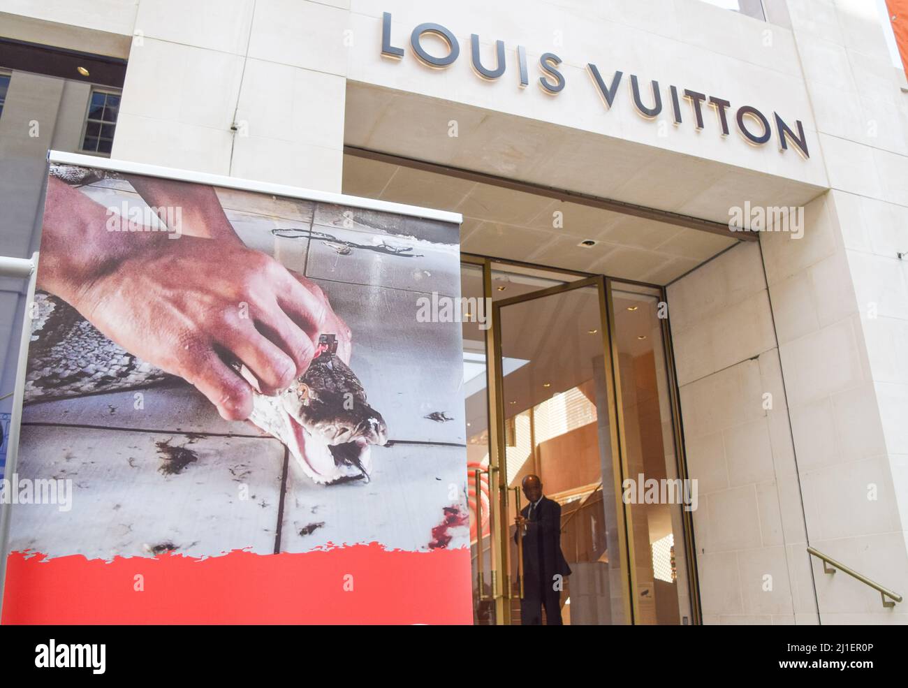 Schlangen: PETA demonstriert vor Hamburger Louis-Vuitton-Filiale