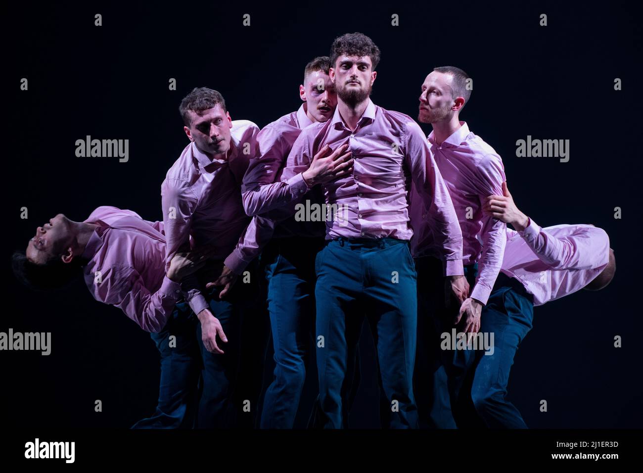 Deluxe - Auftritt in Sadlers Wells vom Ballet Boyz. Die Show sieht die in Shanghai lebende Tänzerin und Choreografin Xie Xin (TAO Dance Theatre, Sidi Larbi Stockfoto