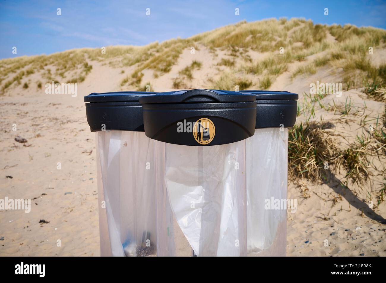 Neue transparente Kunststoffabfallbehälter am Strand von St. Annes Stockfoto