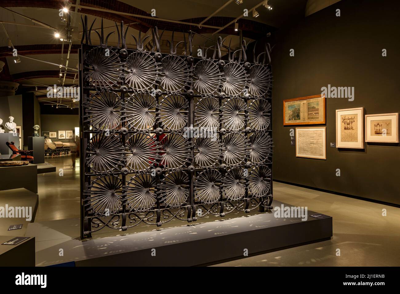 Grill der Casa Vicens in der Gaudí-Ausstellung im MNAC-Museum 2021 (Barcelona, Katalonien, Spanien) ESP: Reja de la Casa Vicens en un museo BCN Stockfoto