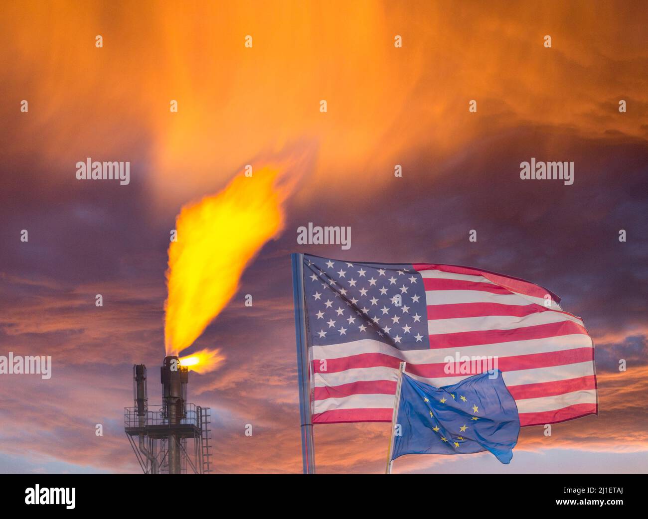 Die USA und die EU Flaggen neben der Gasraffinerie. Energiekrise, Russland Ukraine Konflikt, Krieg Großbritannien, Europa Gasversorgung, Lebenshaltungskosten Krise, russisches Gas..Konzept Stockfoto