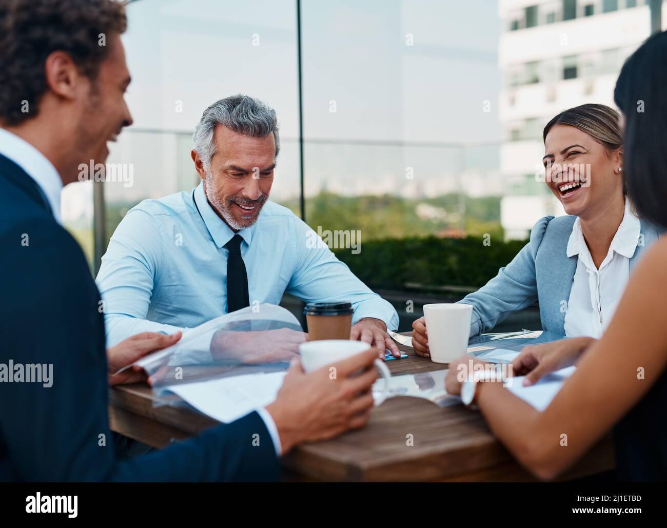 Wir haben dem täglichen Treffen etwas frische Luft hinzugefügt. Eine kurze Aufnahme von Geschäftsleuten, die draußen eine Tagung abhalten. Stockfoto