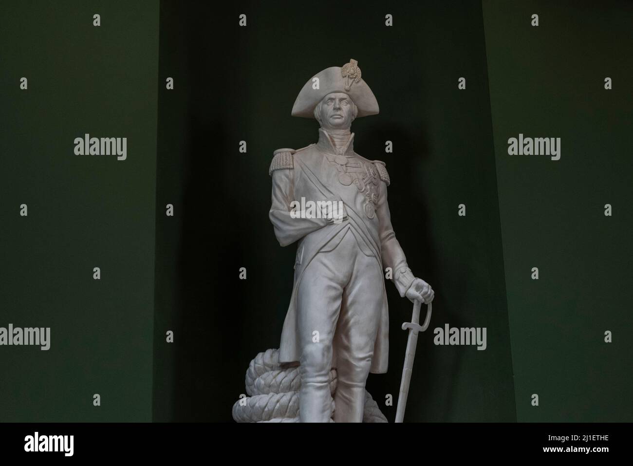 London, Großbritannien. 25. März 2022. Eine Statue von Nelson im Nelson Room des Old Royal Naval College, Greenwich, die am 26. März nach einem umfangreichen Naturschutzprojekt wieder für die Öffentlichkeit zugänglich ist. Der Raum befindet sich neben der Painted Hall, wo der Leichnam des Vizeadmiral Horatio Nelson aufbewahrt wurde, bevor er nach seinem Tod in der Schlacht von Trafalgar im Jahr 1805 in der Painted Hall lag. Kredit: Stephen Chung/Alamy Live Nachrichten Stockfoto