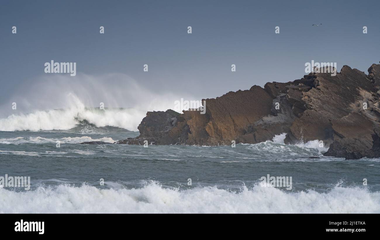 Felsen im Meer sind von Wellen bedeckt Stockfoto