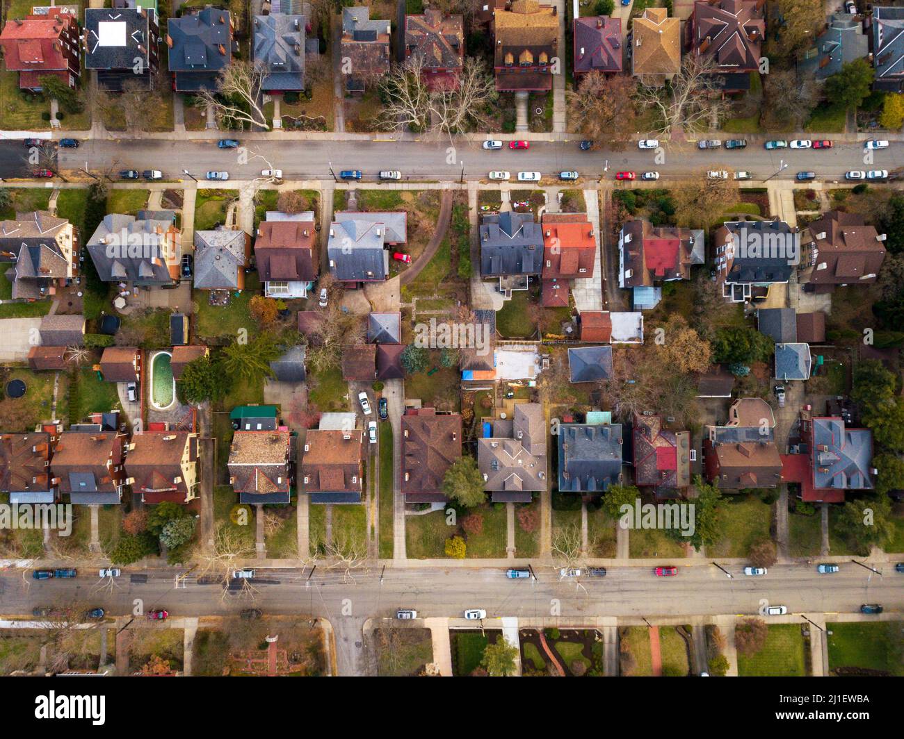 Draufsicht auf zwei parallele Straßen mit Einfamilienhäusern und Autos, die auf der Straße in der East Coast Industrial Town Squirrel Hill Nachbarschaft in P geparkt sind Stockfoto