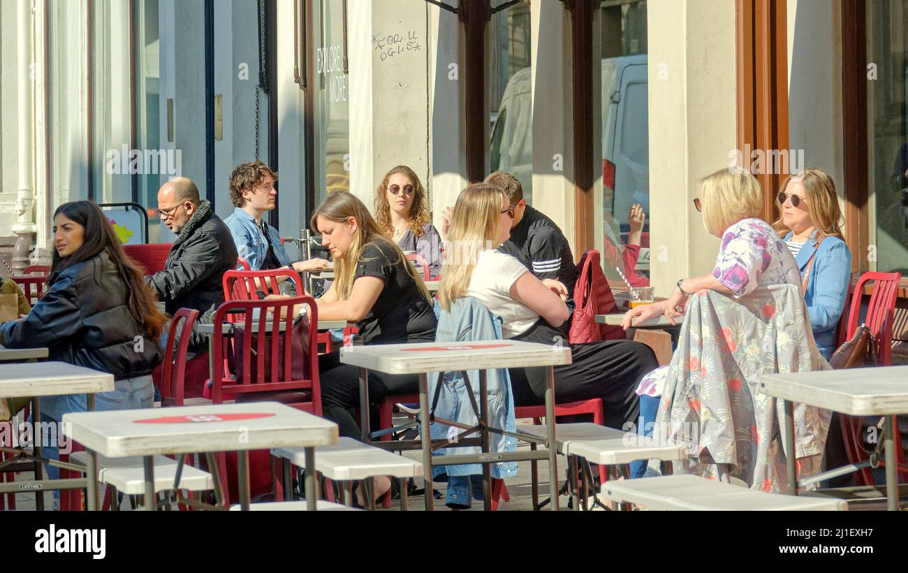 Glasgow, Schottland, Großbritannien 25.. März 2022. UK Wetter: : Ein weiterer sonniger Tag sah sommerliches Wetter mit steigenden Temperaturen und einem Sunny George Platz, während die Leute zum Mittagessen saßen. Credit Gerard Ferry/Alamy Live News Stockfoto