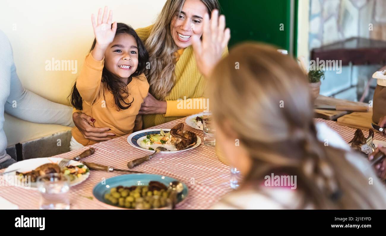 Fröhliche lateinamerikanische Familie, die zu Hause Spaß beim gemeinsamen Mittagessen hat Stockfoto